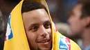 Pemain Golden State Warriors, Stephen Curry #30 tersenyum usai timnya sukses mengalahkan Denver Nuggets 118-105 pada lanjutan NBA 2015-2016 di Pepsi Center, Minggu, (23/11/2015) (AFP Photo/ Doug Pensinger/Getty Images/AFP)