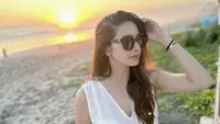 Liburan di Bali, Nabila Syakieb tampil mengenakan atasan putih kerah v neck. Lengkap dengan kacamata hitam. Mesti sederhana, ia tampil elegan. @nsyakieb85
