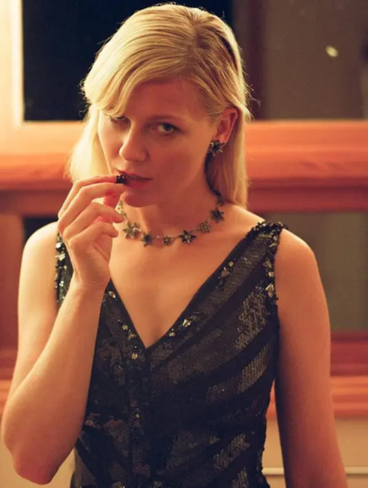 Ternyata Kirsten Dunst juga menjadi korban para hacker selain Miley Cyrus dan Kristen Stewart. Seperti yang diketahui, Kirsten memang beberapa kali tampil vulgar saat membintangi beberapa filmnya. (Instagram/kirstendunst)