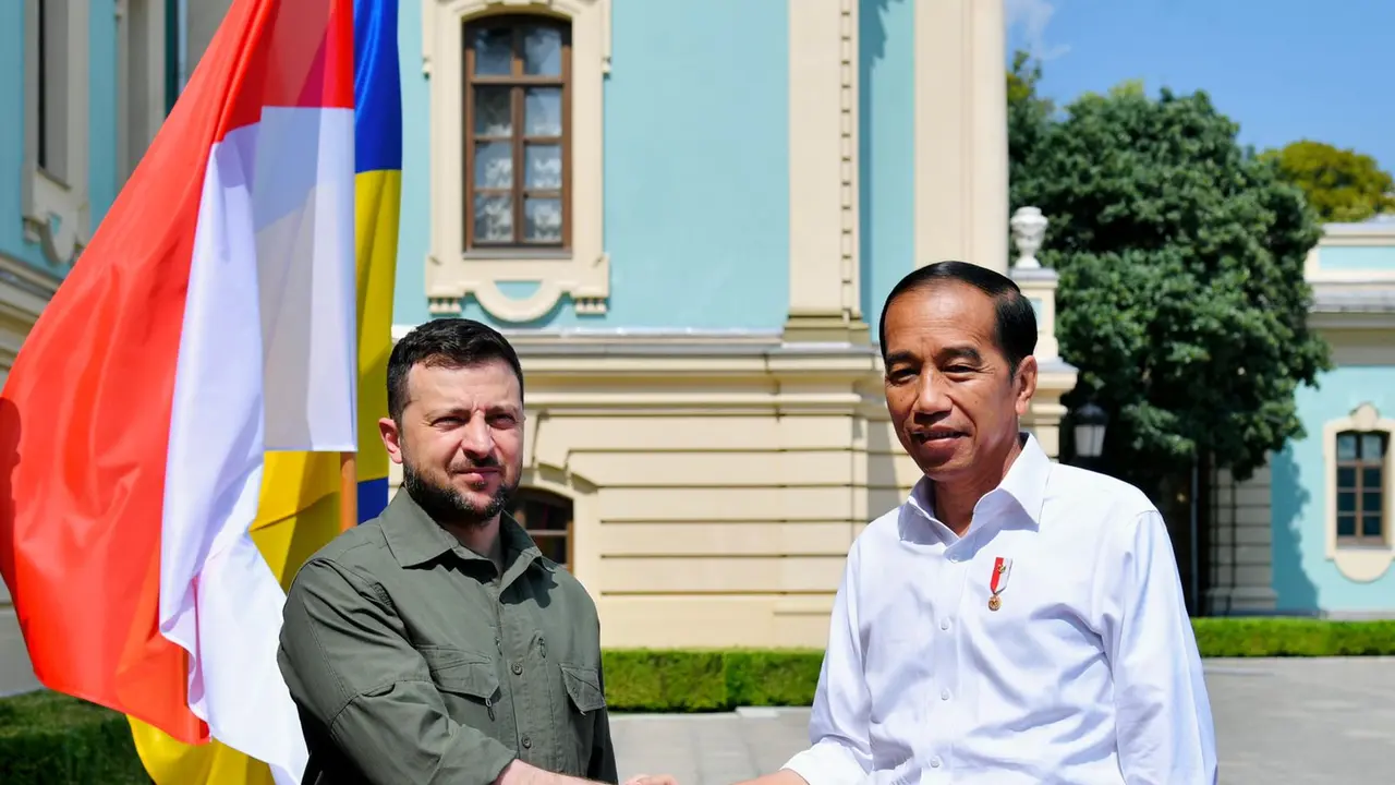 Presiden Joko Widodo atau Jokowi akhirnya bertemu dengan Presiden Ukraina Volodymyr Zelenskyy di Istana Maryinsky, Kyiv, Rabu (29/6/2022).