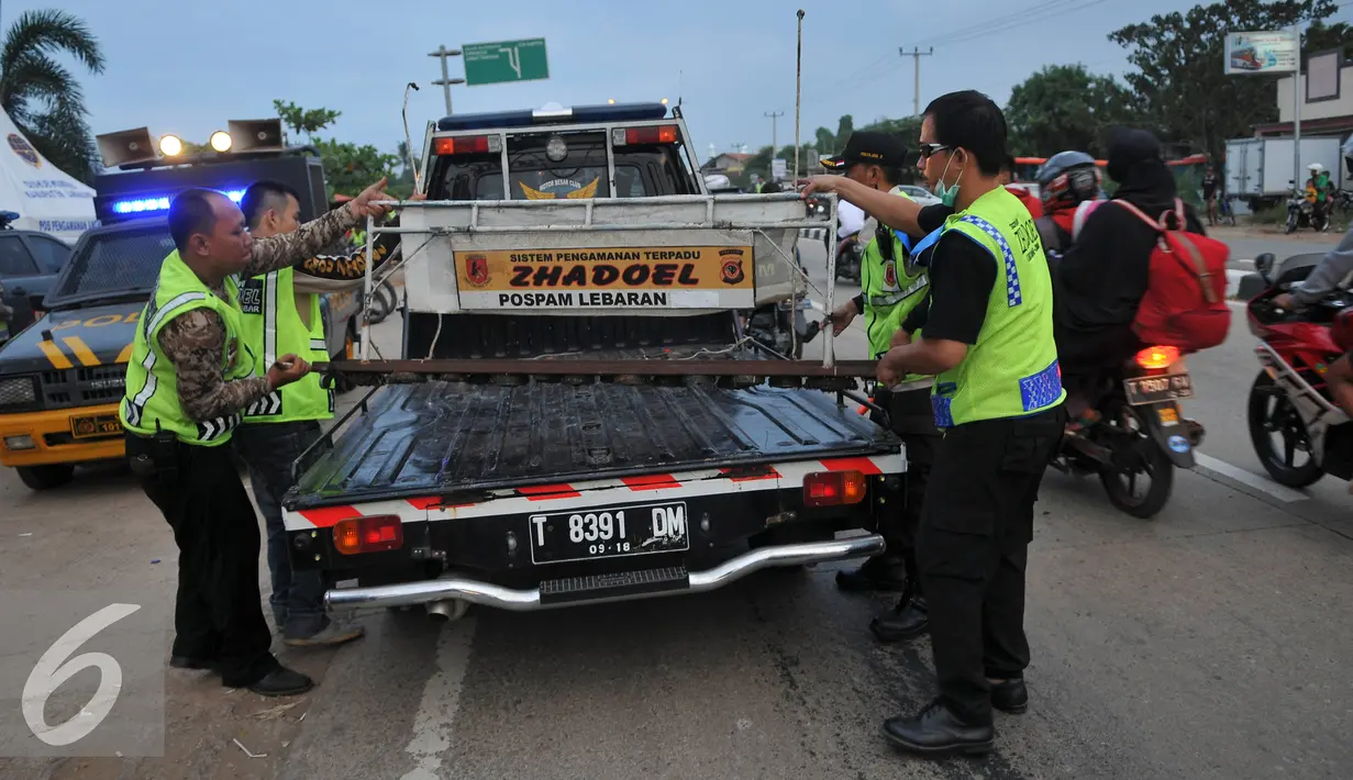 Petugas Sistem Pengamanan Terpadu Zhadoel Karawang menyisir paku di kawasan Karawang, Jawa Barat, Minggu (7/3). Razia paku tersebut dilakukan untuk memberi kenyamanan pemudik yang akan melintas di kawasan tersebut.(Liputan6.com/Gempur M Surya)