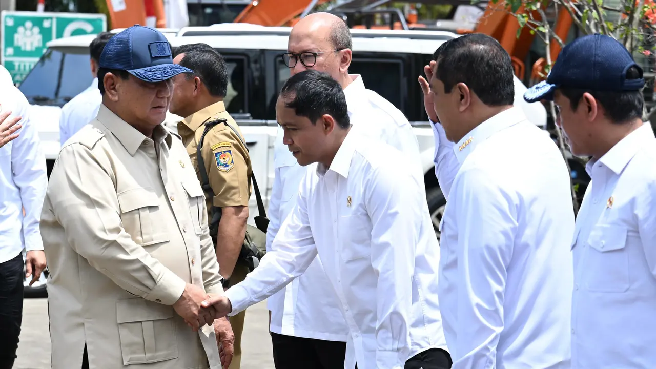 Menhut Raja Juli Antoni mendampingi Presiden Prabowo menyerahkan enam smelter hasil rampasan negara dari kasus korupsi kepada PT Timah Tbk.