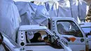 Di kota Arsal di timur laut, para pengungsi Suriah menumpuk barang-barang mereka di bagian belakang truk dan mobil. (AP Photo/Hussein Malla)