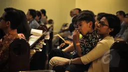 Anak berkebutuhan khusus atau penyandang difabel melakukan misa Paskah didampingi  keluarga di Gereja Santo Ignatius, Jakarta, Minggu (5/4). Misa hari ini diperuntukan bagi anak difabel agar menjalani ibadah dengan kushuk. (Liputan6.com/Faizal Fanani)