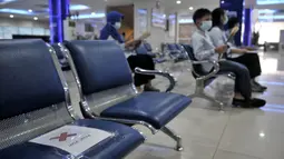 Aktivitas layanan keimigrasian di Kantor Imigrasi Kelas I TPI Jakarta Timur, Senin (15/6/2020). Direktorat Jenderal Imigrasi mulai kembali membuka layanan kantor imigrasi di seluruh Indonesia setelah memberlakukan pembatasan pelayanan sejak 24 Maret 2020 akibat Covid-19. (merdeka.com/Iqbal S Nugroho