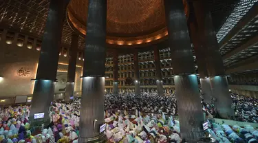 Umat muslim menjalankan Salat Tarawih pada bulan suci Ramadan di Masjid Istiqlal, Jakarta (16/05/2018) (Adek Berry / AFP)