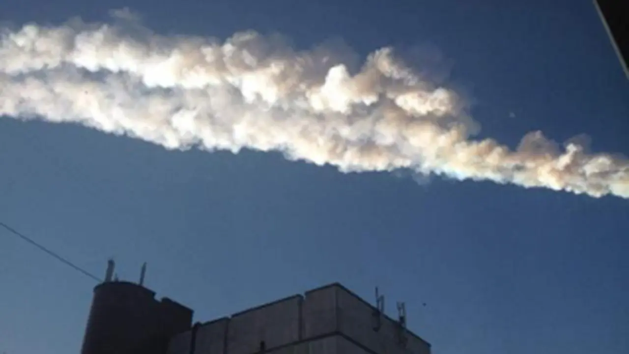 Tempat Meteor Rusia Melintas Tinggalkan Jejak Asap 