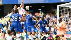 Harry Kane menjadi mimpi buruk Chelsea saat Tottenham Hotspur bersua The Blues pada laga Liga Inggris 2022/2023 di Stamford Bridge, Minggu (14/8/2022). Anak asuh Thomas Thucel sempat memimpin 2-1 sampai menit ke-96, sebelum Harry Kane membuyarkan kemenangan Chelsea yang sudah di depan mata. (AFP/ Glyn Kirk)