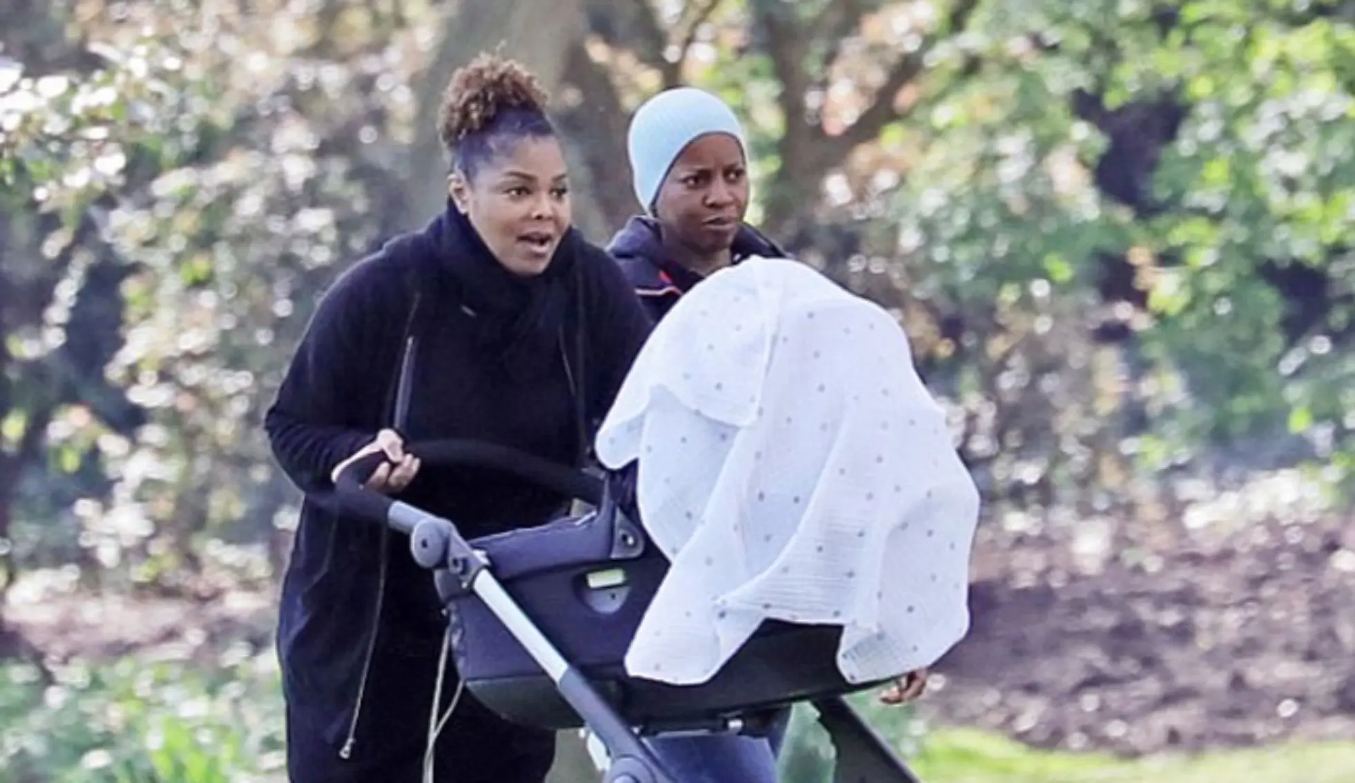 Janet Jackson mengajak putranya yang baru berusia tiga bulan berjalan-jalan di taman untuk pertama kalinya, Kamis (13/4/2017). (foto: Dailymail)