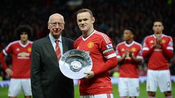 Legenda MU, Sir Bobby Charlton, memberikan penghargaan kepada Wayne Rooney sebelum menjalankan laga ke-500 bersama Setan Merah. (AFP/Oli Scarff)