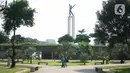 Warga beraktivitas di sekitar Taman Lapangan Banteng, Jakarta Pusat, Sabtu (13/6/2020). Mulai hari ini, taman yang berada di pusat Kota Jakarta tersebut kembali dibuka untuk umum, namun jumlah pengunjung tetap dibatasi sebanyak 200 orang setiap pagi dan sore hari. (Liputan6.com/Immanuel Antonius)