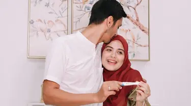 Dalam unggahan terbarunya, wanita kelahiran 1996 itu memperlihatkan sejumlah potretnya bersama Razi Bawazier. Mereka berpose sembari menunjukkan test pack dengan dua garis merah yang berarti positif hamil.
(Liputan6.com/IG/@vebbypalwintaa)