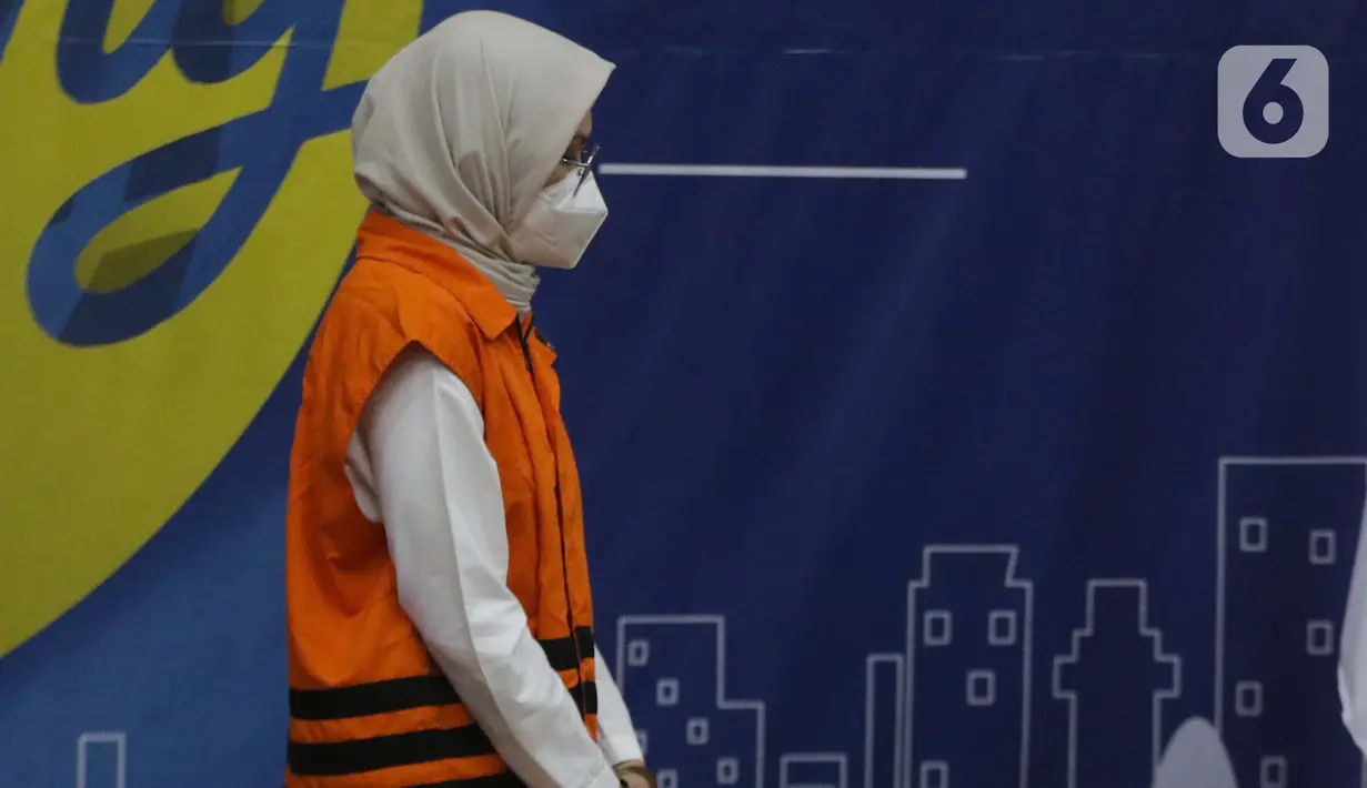 Bupati Probolinggo periode 2013-2018 dan 2019-2024, Puput Tantriana Sari usai rilis penetapan dan penahanan tersangka di Gedung KPK, Jakarta, Selasa (31/8/2021). Puput ditetapkan sebagai tersangka suap seleksi jabatan di lingkungan Pemkab Probolinggo tahun 2021. (Liputan6.com/Helmi Fithriansyah)