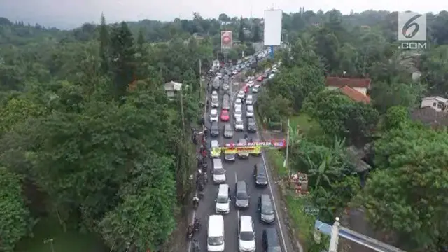 Libur 1 Muharam rupanya dimanfaatkan warga untuk bepergian akibatnya terjadi kemacetan di kawasan wisata seperti di wilayah Puncak  