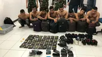 Delapan pria asal Aceh ditahan petugas Bandara Pekanbaru karena selipkan sabu ke sepatu. (Liputan6.com/M Syukur)