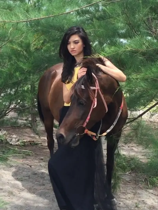 Wanita cantik berusia 30 tahun ini melakukan pemotretan bersama kuda. Potret Raline bersama binatang lucu ini seakan menjadi nilai tambah untuk daya tariknya. (via instagram/@raline_shah)