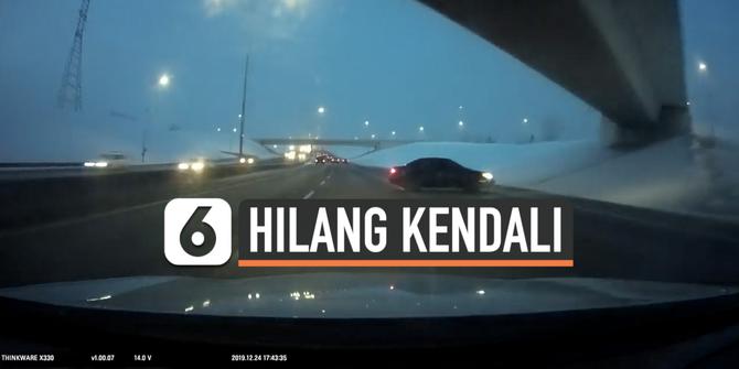 VIDEO: Mobil Hilang Kendali di Jalan Tol Akibat Pintu Terbuka