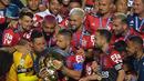 Kapten tim Flamengo Diego (kiri) mencium trofi disaksikan rekan satu timnya usai menjuarai Liga Brasil di Sao Paulo, Kamis (25/2/2021). (Foto: AFP/Nelson Almeida)