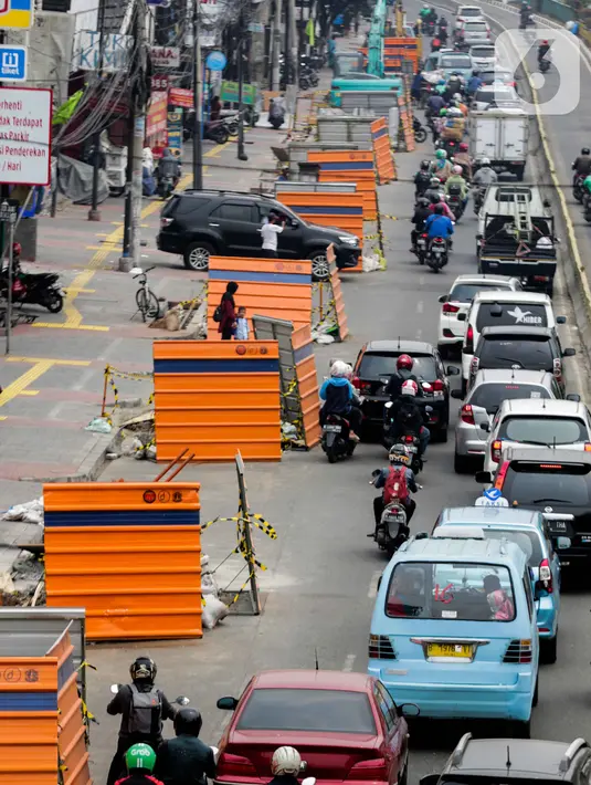 Kendaraan bermotor melaju tersendat di sepanjang Jalan Otista Raya, Jatinegara, Jakarta, Kamis (10/9/2019). Kemacetan disebabkan karena terdapat banyak titik di ruas jalan tersebut yang sedang mengerjakan proyek pembangunan trotoar dan galian kabel. (Liputan6.com/Faizal Fanani)