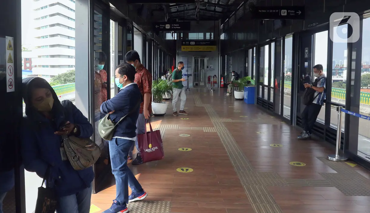 Sejumlah penumpang menunggu kedatangan bus TransJakarta di Halte CSW, Jakarta, Kamis (11/8/2022). Gubernur DKI Jakarta Anies Baswedan menetapkan paket tarif integrasi untuk layanan transportasi umum massal yakni TransJakarta, MRT, dan LRT dengan plafon maksimum satu kali perjalanan sebesar Rp 10 ribu. (Liputan6.com/Herman Zakharia)