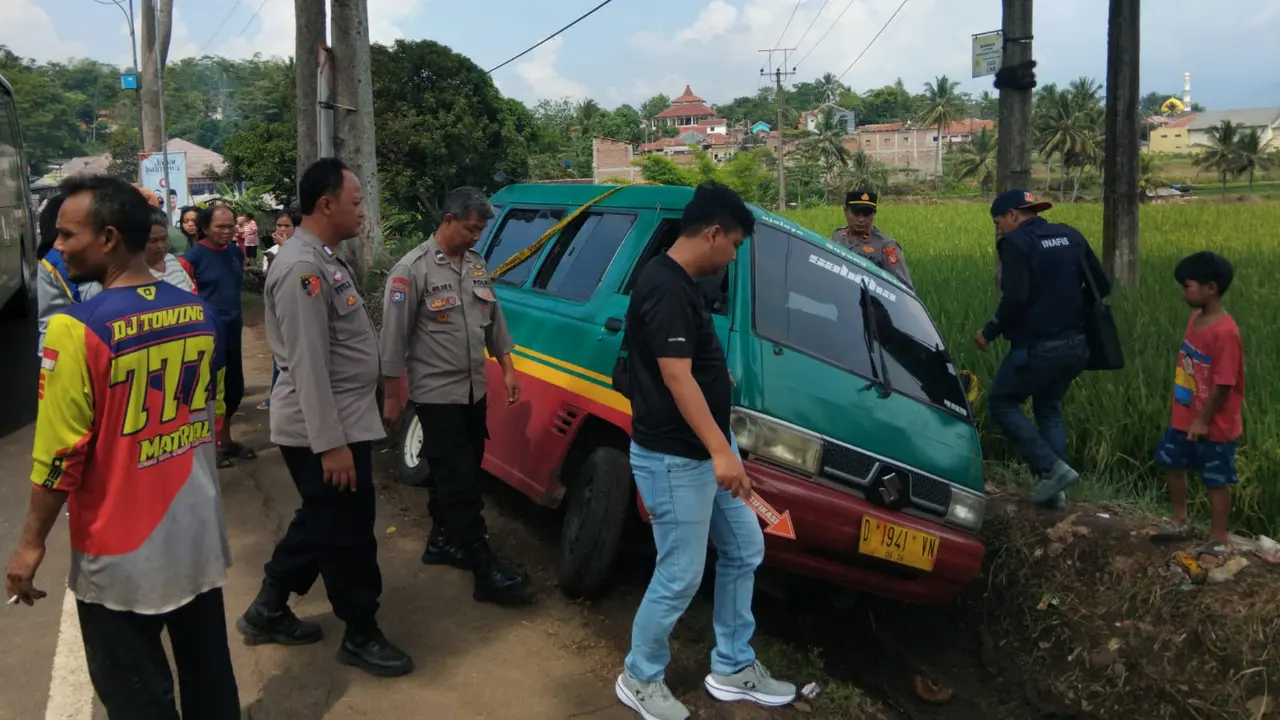 Polsek Cibatu bersama tim INAFIS Polres Garut dan Nakes dari PKM Sukamerang melakukan olah tempat kejadian perkara (TKP) penemuan mayat lelaki tua dalam angkot. (liputan6.com/Jayadi Supriadin)