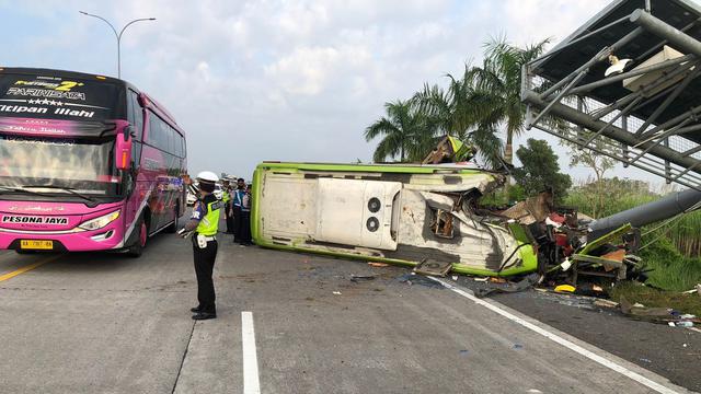 Sebuah bus mengalami kecelakaan maut terjadi di KM 712+400 jalur A Tol Surabaya - Mojokerto. (Dian Kurniawan/Liputan6.com)