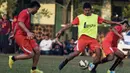 Penyerang Persija Jakarta, Bambang Pamungkas mencoba melakukan tembakan ke arah gawang saat mengikuti latihan bersama tim Macan Kemayoran jelang Piala Presiden 2015 di Lapangan Yon Zikon 14, Jakarta, Senin (24/8/2015). (Bola.com/Vitalis Yogi Trisna)