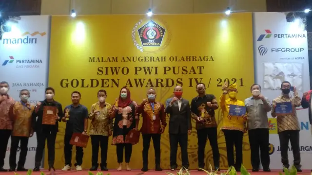 Wali Kota Tarakan meraih Golden Award IV 2021