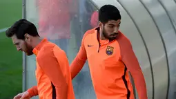 Pemain Barcelona, Lionel Messi (kiri) dan Luis Suarez (kanan) saat berlatih di Pusat Olahraga Joan Gamper, Sant Joan Despi, Barcelona, Spanyol, Selasa (3/4). Barcelona akan menjamu AS Roma pada leg pertama perempat final Liga Champions. (LLUIS GENE/AFP)
