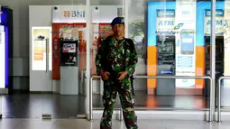 Seorang anggota TNI AU bersiaga di Bandara Ngurah Rai, Denpasar, Bali, Jumat (15/1). Pasca serangan di Sarinah, Jakarta kemarin, Bandara Ngurah Rai sebagai salah satu pintu masuk menuju Bali meningkatkan keamanan. (AFP PHOTO/Sonny Tumbelaka)