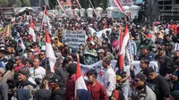 Warga berkumpul berunjuk rasa terkait terkait berbagai isu, termasuk menuntut pengunduran diri Bupati Sudewo dan transparansi pemerintah daerah, di Pati, Jawa Tengah pada 13 Agustus 2025. (Foto: AFP)