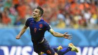 Belanda mengabadikan gol sundulan terbang Van Persie ke gawang Spanyol.