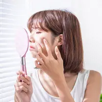 Ilustrasi perempuan dengan wajah berjerawat. (c) ryanking999/Depositphotos.com