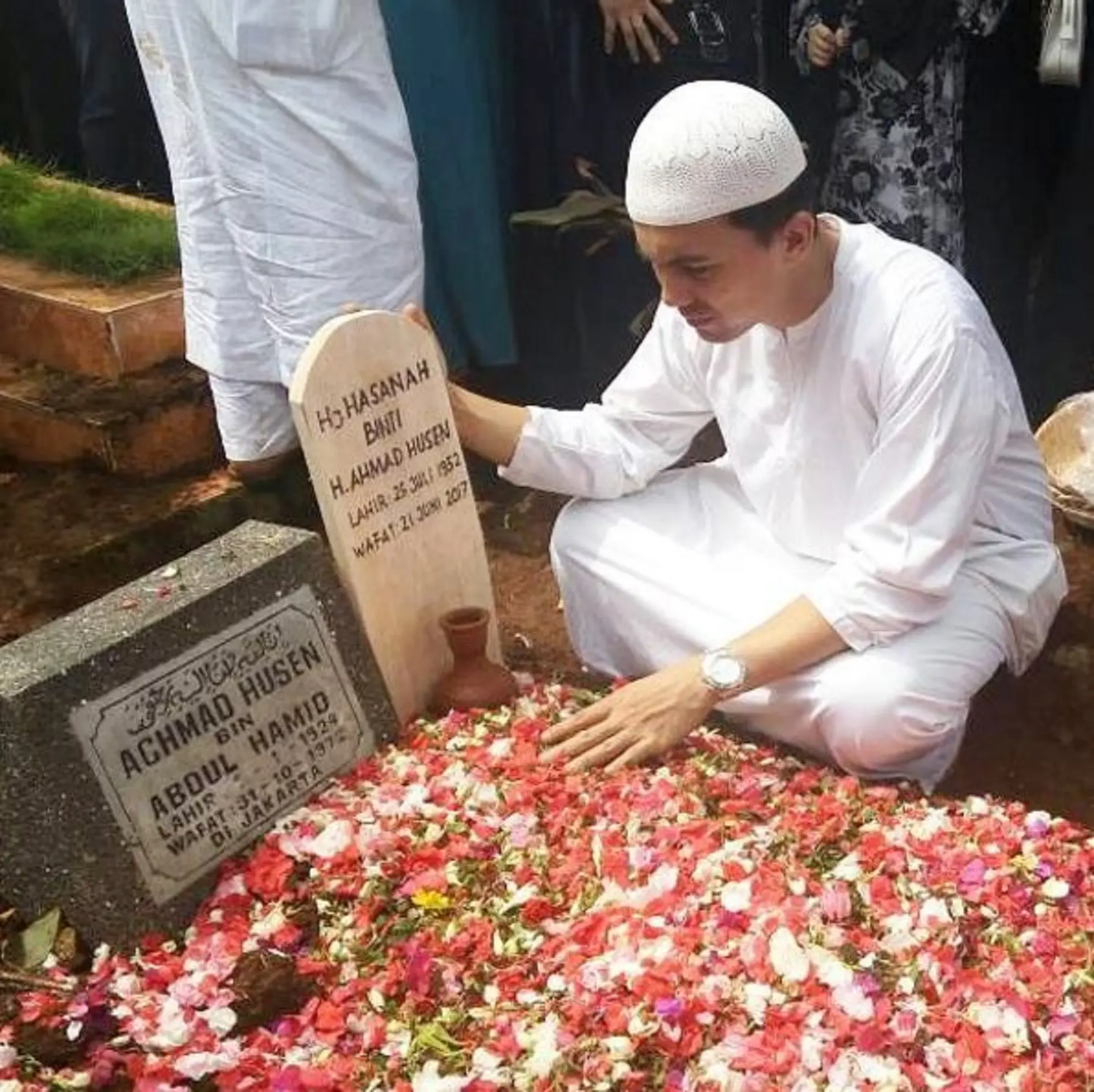 Sahrul Gunawan berziarah ke makam ibundanya, Hasanah (Instagram/@sahrulgunawan76)