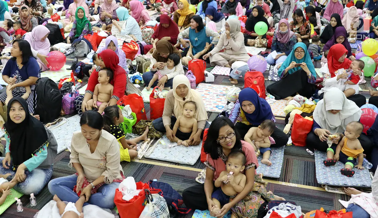 Para peserta bersiap mengikuti acara pijat massal bayi di Gedung Kementerian Kesehatan, Jakarta, Selasa (7/11). Acara ini diikuti 300 bayi dan anak bawah dua tahun. (Liputan6.com/Immanuel Antonius)