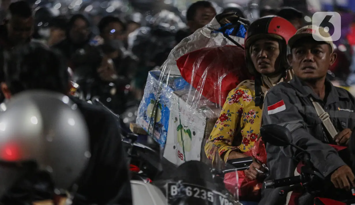 Pada pukul 10.28 WIB, pemotor mulai ramai mengantre memasuki area pelabuhan. (Liputan6.com/Faizal Fanani)