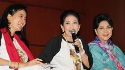 Produser Tuti Roosdiono (tengah) memberikan keterangan pers usai latihan pertunjukan wayang orang dengan lakon Lahirnya Parikesit di Jakarta, Sabtu (21/3/2015). Pertunjukan itu akan digelar di Teater Jakarta TIM pada 26 Maret. (Liputan6.com/Helmi Afandi)