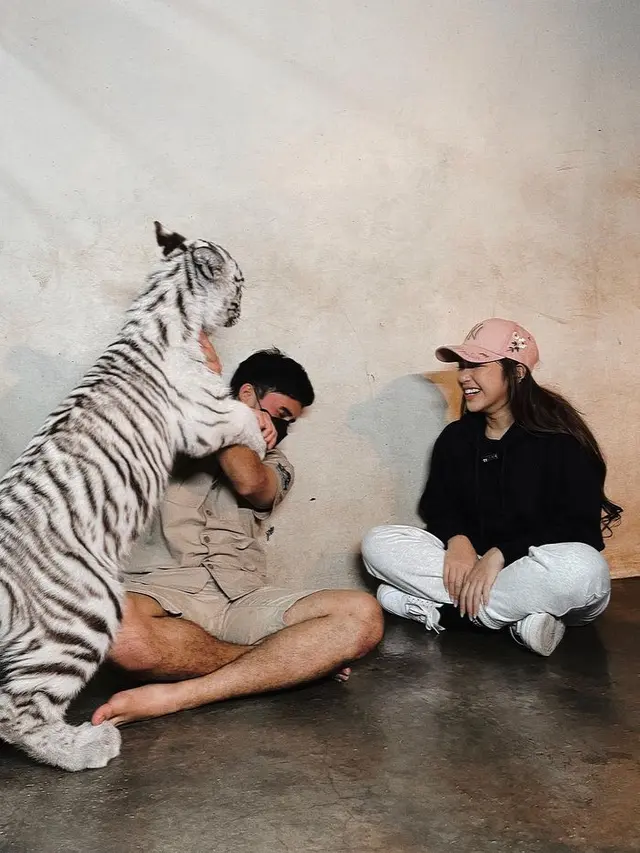 Tiara Andini dan Alshad Ahmad bersama bayi harimau Selena. (Foto: Instagram/tiaraandini)