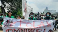 Mahasiswa mulai mendatangi kawasan patung kuda, Jakarta untuk demo menolak Omnibus Law Cipta Kerja, Selasa (20/10/2020). (Liputan6.com/ Ady Anugrahadi)