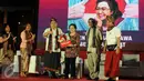 Ketua Umum PDIP, Megawati Soekarnoputri (keempat kiri) menerima buku Megawati Dalam Catatan Wartawan di Jakarta, Rabu (23/3/2016). Buku tersebut merupakan kumpulan catatan jurnalis yang pernah meliput Megawati. (Liputan6.com/Helmi Fithriansyah)