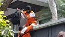 Dua dari lima tersangka kasus perampokan disertai penyanderaan melakukan adegan rekonstruksi kejadian di Jalan Metro Hijau IX, Jakarta, Selasa (13/9). 60 adegan reka ulang kejadian diperagakan tersangka. (Liputan6.com/Helmi Fithriansyah)