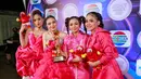 Sedangkan untuk Grup Dangdut Terpopuler dimenangkan oleh Byoode. Grup yang dibentuk sejak Oktober 2020 itu saat diatas panggung bernyanyi sekaligus koreografi. Mereka jebolan dari Dangdut Akademi dan Liga Dangdut Indonesia. [Foto: Muhammad Akrom Sukarya/KapanLagi.com]