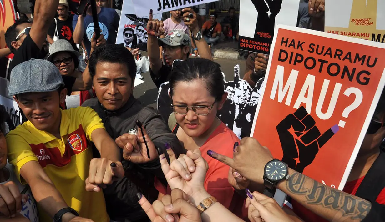 Aksi ini dilakukan secara bersama oleh masyarakat Ibukota yang tengah berolahraga pagi di sekitar Bundaran HI, Jakarta, (12/10/14). (Liputan6.com/Miftahul Hayat)