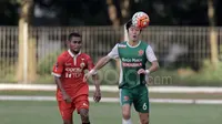 Pemain PS TNI, Hong Soon-hak (kanan) saat melawan Persija Jakarta pada laga uji coba di GOR Ahmad Yani, Cilangkap, Minggu (9/4/2017). PS TNI bermain imbang lawan Persija. (Bola.com/Nicklas Hanoatubun)