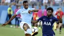 Bek Manchester City, Tosin Adarabioyo, membuang bola dari gelandang Tottenham Hotspur, Kevin Nkoudou pada laga ICC 2017 di Stadion Nissan, Nashville, AS (29/7/2017). Manchester City menang 3-0 atas Tottenham Hotspur. (AP/Mark Zaleski)