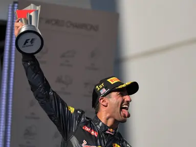 Pebalap Red Bull Racing, Daniel Ricciardo, menjadi pemenang balapan F1 GP Malaysia di Sirkuit Sepang, Minggu (2/10/2016). Kemenangan ini tak lepas dari nasib apes yang dialami pebalap Mercedes GP, Lewis Hamilton. (AFP/Mohd Rasfan)