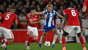 Gelandang FC Porto, Victor Froholdt, berusaha menahan bek Nottingham Forest, Neco Williams, dalam pertandingan leg kedua perempat final Europa League 2025/2026 antara Nottingham Forest dan FC Porto di City Ground, Nottingham, Inggris bagian tengah, pada 16 April 2026. (AFP/Paul Ellis)