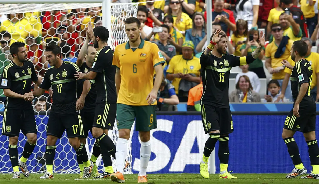 Selebrasi kemenangan para pemain Timnas Spanyol usai membungkam Australia 3-0 di di laga penyisihan Piala Dunia 2014 Grup B di Stadion Baixada, Curitiba, Brasil, (23/6/2014). (REUTERS/Darren Staples)