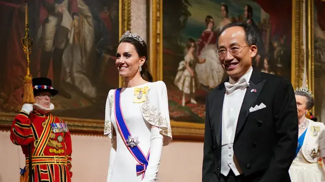 Kate Middleton Bersinar dengan Tiara Favorit Putri Diana dan Anting Milik Ratu Elizabeth II Saat Jamu Presiden Prancis