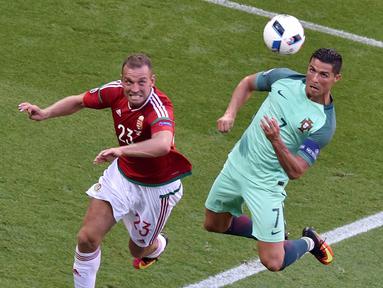 Cristiano Ronaldo mencetak dua gol dan satu assist saat Portugal ditahan Hungaria 3-3, (22/6/2016). (AFP/Jean-Philippe Ksiazek)